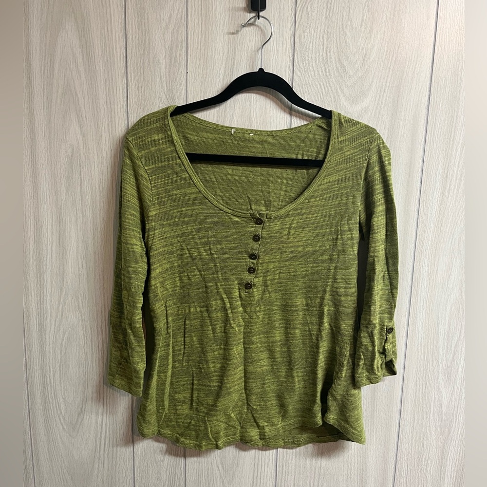 Green 3/4 sleeve shirt